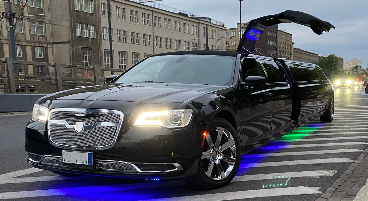 12 passenger Chrysler stretch limousine rent
                    Warsaw