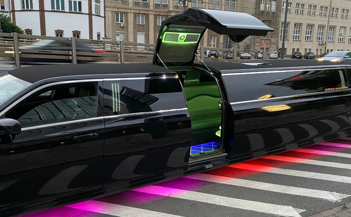 12 passenger Chrysler
stretch limousine hire Warsaw