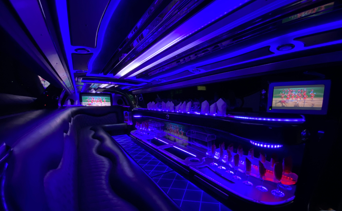 12 passenger Chrysler
stretch limousine rent Warsaw Airport interior 1