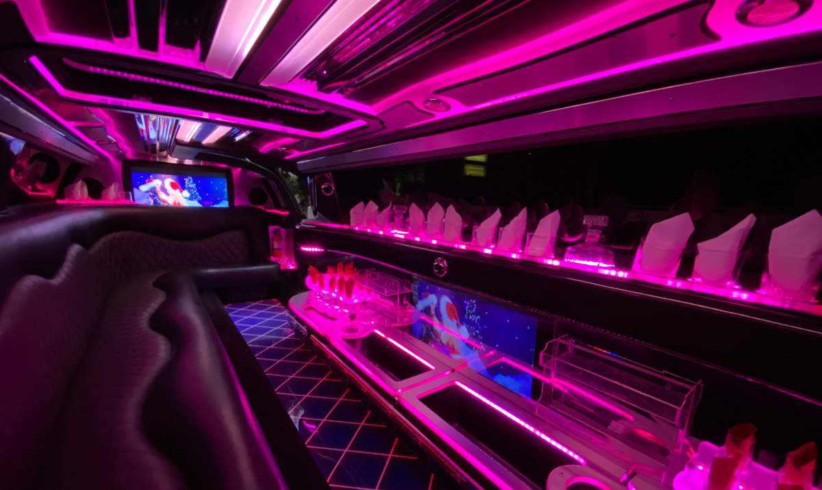12 passenger Chrysler
stretch limousine rent Warsaw Airport interior 2