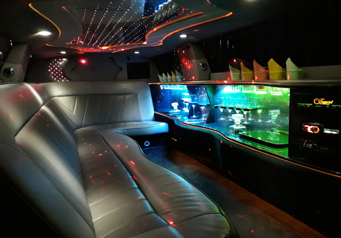 10 passenger Chrysler stretch limousine rent
                      Krakow interior1