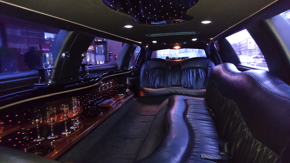 Lincoln 120" stretch limousine rent Warsaw
                    8 pax interior 1