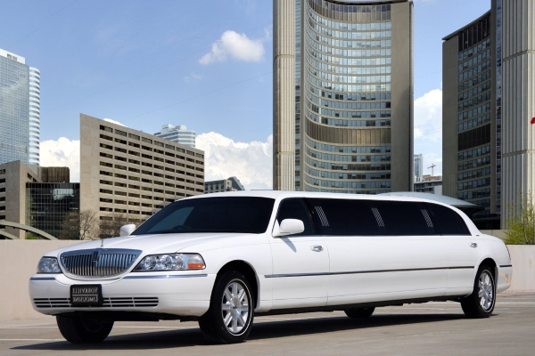 10 passenger Lincoln 120" stretch
                    limousine rent