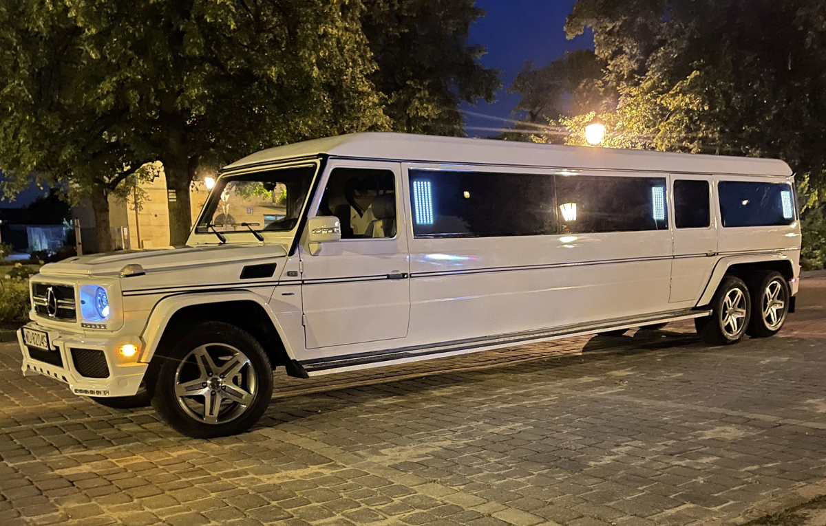 18 passenger Mercedes stretch limousine rent
                    Warsaw Airport