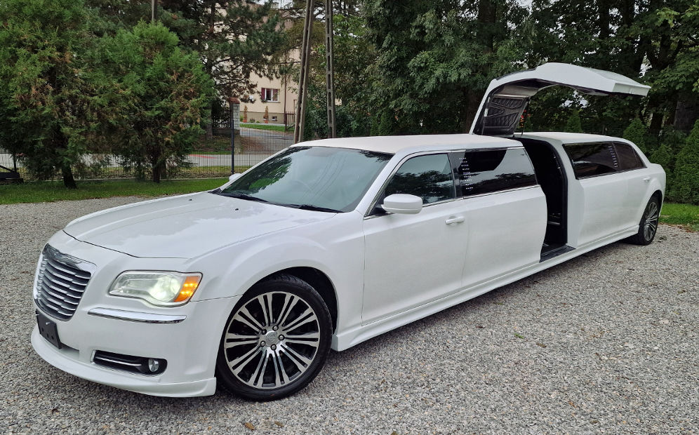 8 passenger Chrysler stretch limousine hire
Krakow