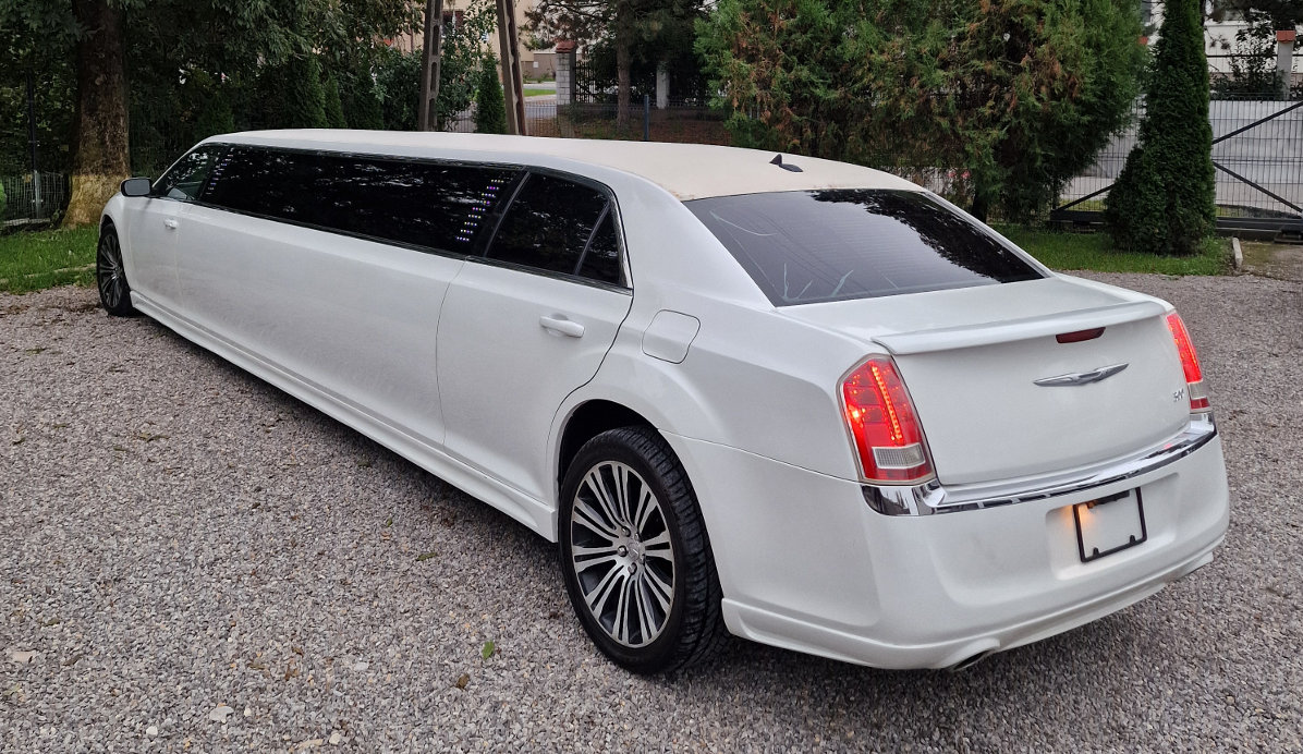 8 passenger Chrysler stretch limousine hire
Krakow interior 1
