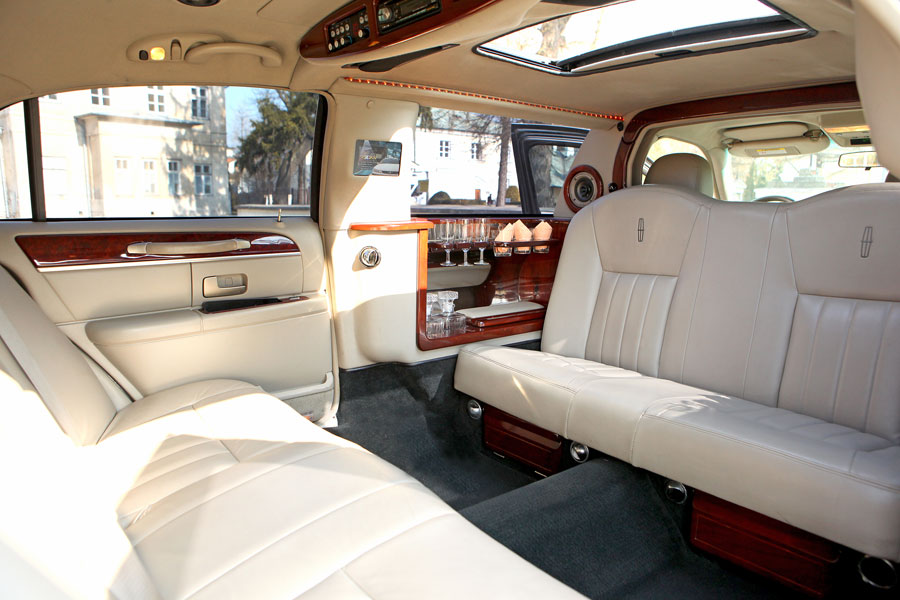 Lincoln
                        Excalibur stretch limousine rent Warsaw Airport
                        interior